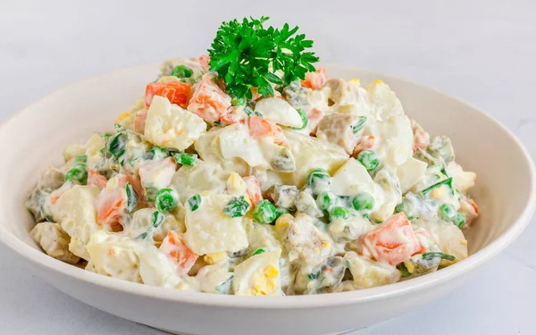 Geleneksel Rus salatası Olivier Beyaz Arkaplanda Bir kâsede Yatay Fotoğraf