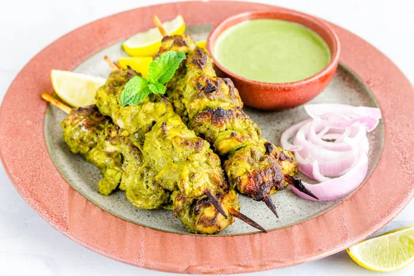 Limonlu Hariyali Tavuk Tikka ve Beyaz Arkaplanda Yeşil Chutney