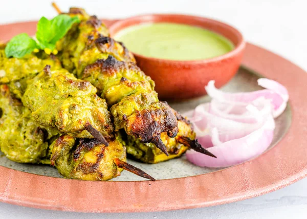 Hindistan Yeşil Tavuk Kebabı ve Nane Chutney Yatay Fotoğrafı