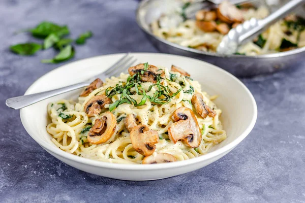 Mantarlı Vegan Spagetti Makarnası Basil Yaprakları Yüksek Açılı Yatay Fotoğraf