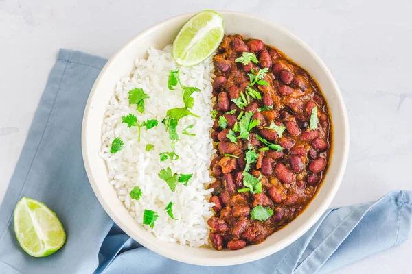 Hintli Rajma Chawal, Lemon, Salatalık ve Soğan Üst Görünüm Fotoğrafı ile Beyaz Arkaplanda Bir Kasede