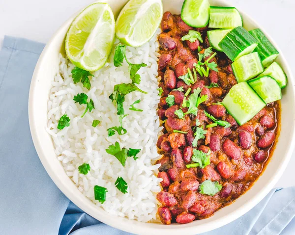 Baharatlı Hint Vejetaryen Yemeği, Böbrek Fasulyesi Köri Pirinçli Üst Görünüm Fotoğrafı