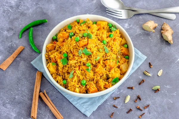 Hindistan Bir Ot Pirinç Tabağı, Vejetaryen ve Vejetaryen Pilaf Stok Fotoğrafları