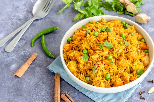 Vejetaryen Vejetaryen Pilaf Gri Arkaplanda, Baharatlı, Yatay Stok Fotoğrafını Kapat