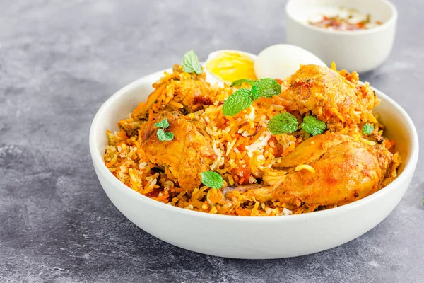 Hint Geleneksel Tavuk Biryani ile Yumurta ve Raita Bir kâse Yakın Fotoğraf