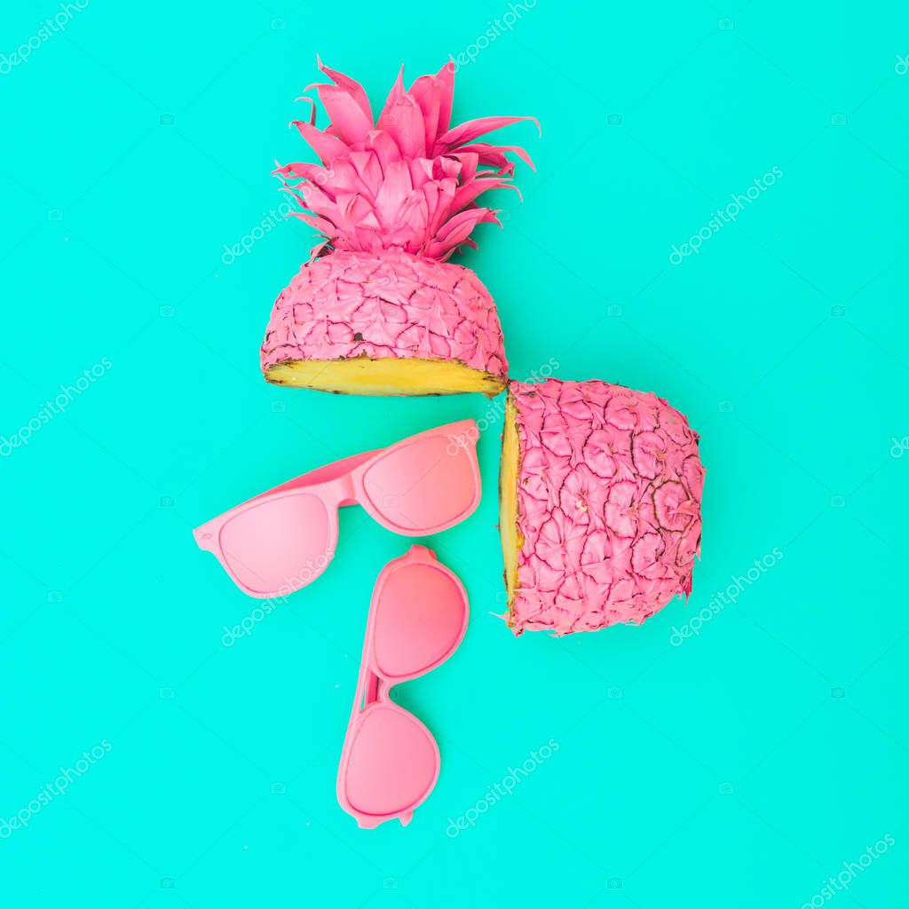 Два Окрашены Розовый Цвет Половинки Ананаса Розовые Очки Бирюзовом Фоне