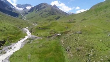 Güneşli bir vadideki dağ nehri. Kuzey Kafkasya. Rusya