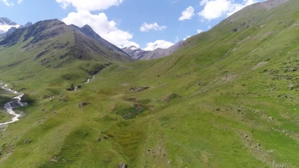 Panoramica Valle Montagna Uno Sfondo Cielo Azzurro Nuvole Caucasica Settentrionale — Video Stock