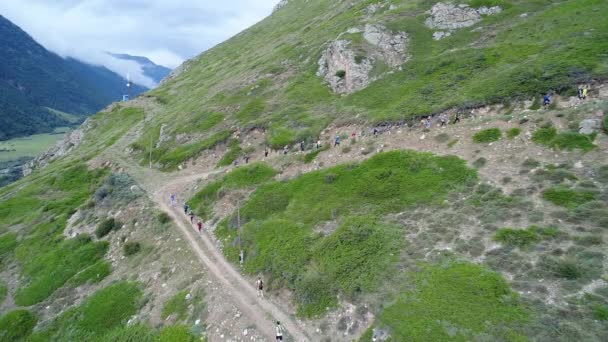 Gente Está Corriendo Una Empinada Ladera Montaña Norte Del Cáucaso — Vídeos de Stock