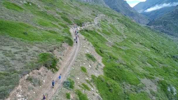 Carretera Montaña Estrecha Gente Corriendo Norte Del Cáucaso Rusia — Vídeos de Stock