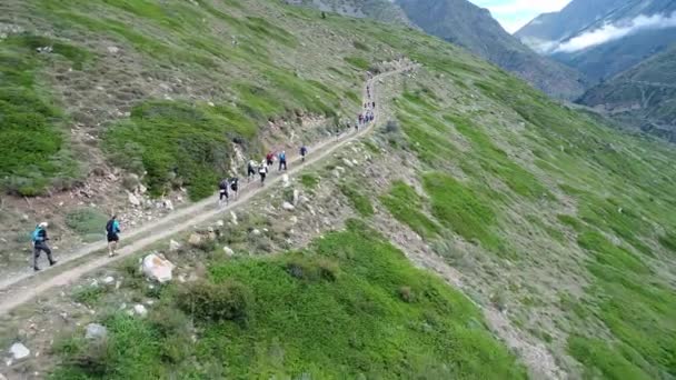 Gli Atleti Corrono Una Stretta Strada Montagna Caucasica Settentrionale Russia — Video Stock