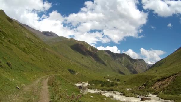 Pintoresco Valle Montaña Nubes Blancas Día Soleado Lapso Tiempo Norte — Vídeos de Stock