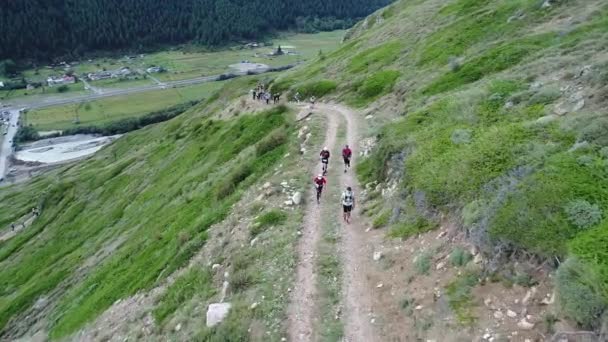 Groupe Personnes Courant Long Une Étroite Route Montagne Caucase Nord — Video