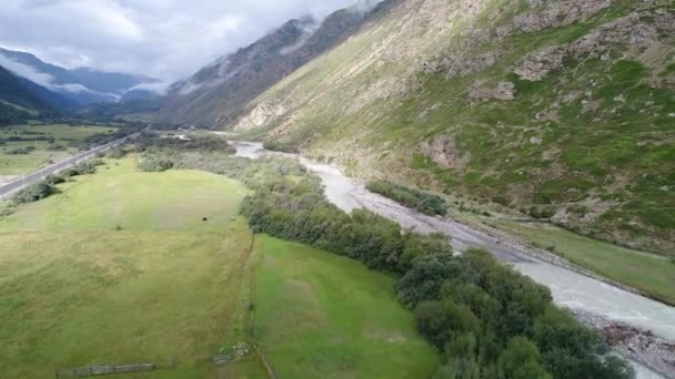 Αυτοκινητόδρομος Και Ποταμός Πηγαίνουν Μια Όμορφη Κοιλάδα Λευκά Βουνά Ρωσία — Αρχείο Βίντεο