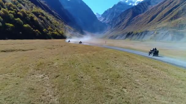 Grupo Turistas Conquista Las Montañas Del Cáucaso Buggy Las Montañas — Vídeos de Stock