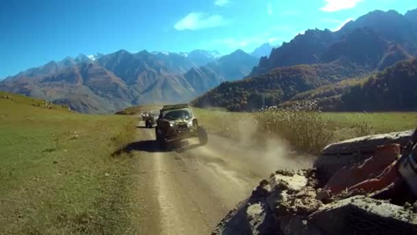 Buggy Polvoriento Camino Montaña Las Montañas Del Cáucaso Rusia — Vídeo de stock