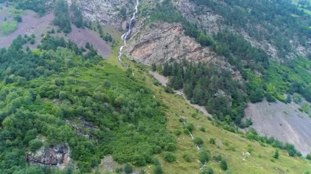 山ディゴリアの美しい滝 コーカサス山脈の山 ロシア — ストック動画