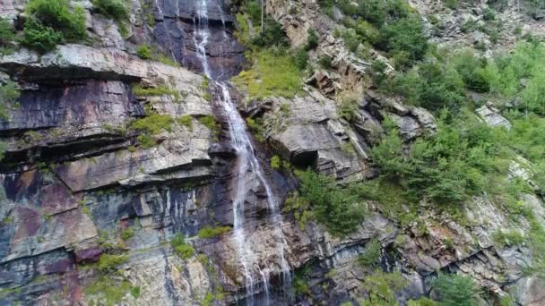 ディゴリアの山の中腹に非常に美しい滝 コーカサス山脈の山 ロシア — ストック動画