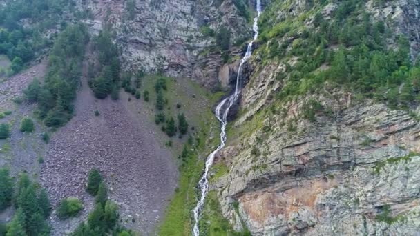 壮大な滝は ディゴリアの夏の山の崖の間に位置しています コーカサス山脈の山 ロシア — ストック動画