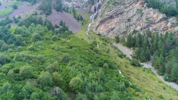 ディゴリアの美しい峡谷や岩や山の滝 コーカサス山脈の山 ロシア — ストック動画