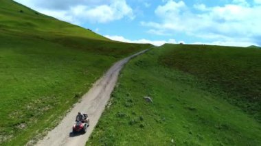 Atvs ve Buggies 'de bir grup gezgin dağ yamacında. Kuzey Kafkasya. Rusya