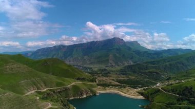 Muhteşem dağ gölü Giggit turkuaz rengi. Kuzey Kafkasya. Rusya