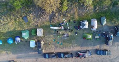 Karadeniz kıyısında kamp yapan bir grup turist. Kırım