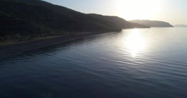 Karadeniz ve güneş şafakta suda parlıyor. Kırım