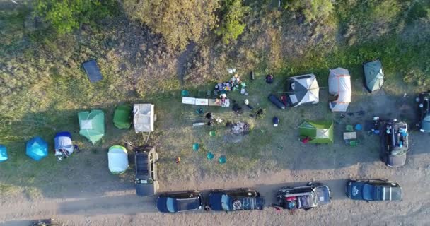 黒海の海岸にキャンプ観光客のグループ クリミア — ストック動画