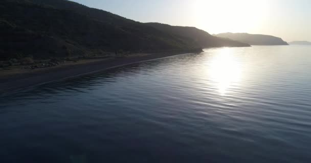 夜明けに水の黒海と太陽のまぶしさ クリミア — ストック動画