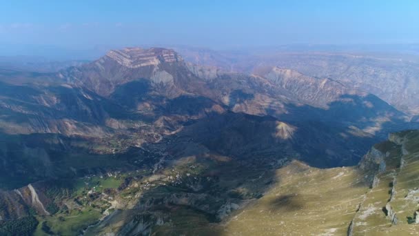 Ένας Απότομος Γκρεμός Και Μια Όμορφη Κοιλάδα Του Βουνού Μάιακ — Αρχείο Βίντεο