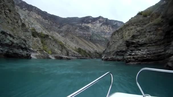 スラク峡谷へのボートでの旅行 ダゲスタン共和国ロシア — ストック動画