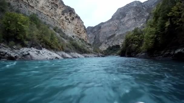 スラク峡谷のボートの高速で ダゲスタン共和国ロシア — ストック動画