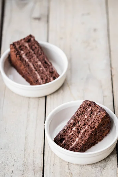 Δύο κομμάτια της τριπλής σοκολάτας στρώμα κέικ — Φωτογραφία Αρχείου