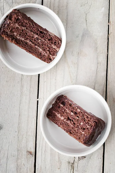 Δύο κομμάτια της τριπλής σοκολάτας στρώμα κέικ — Φωτογραφία Αρχείου