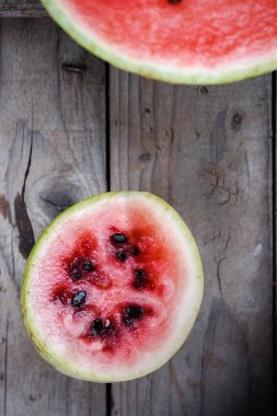 Ahşap bir arka plan üzerinde küçük karpuz kesmek