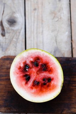 Ahşap bir arka plan üzerinde küçük karpuz kesmek