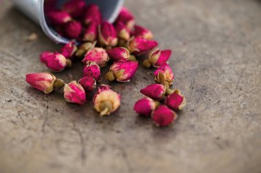 Küçük pembe Gül tomurcukları kurutulmuş