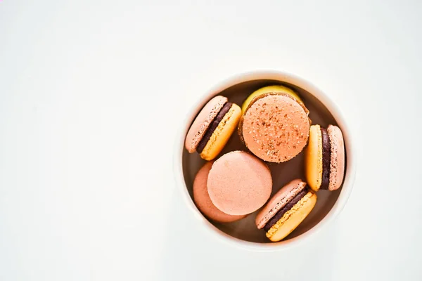 Macarons Perancis dengan ganache cokelat dalam warna pastel — Stok Foto