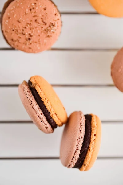 Macarons francesi con ganache al cioccolato in colori pastello — Foto Stock