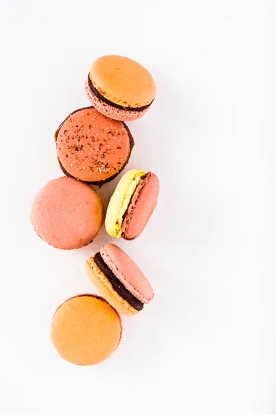 Macarons francesi con ganache al cioccolato in colori pastello — Foto Stock