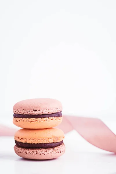 Macarons francesi con ganache al cioccolato in colori pastello — Foto Stock