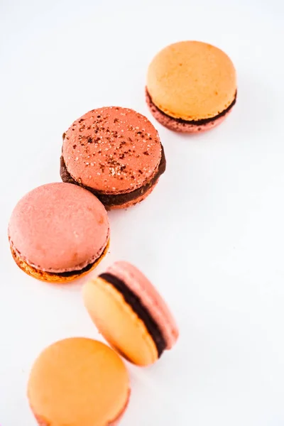 Macarons francesi con ganache al cioccolato in colori pastello — Foto Stock