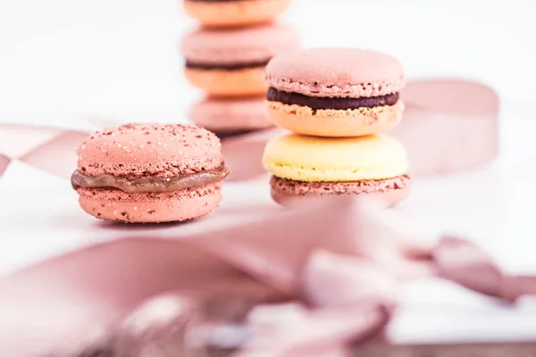 Macarons francesi con ganache al cioccolato in colori pastello — Foto Stock