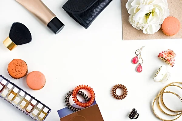 Colocación plana de productos de belleza de moda de mujer sobre un fondo blanco — Foto de Stock