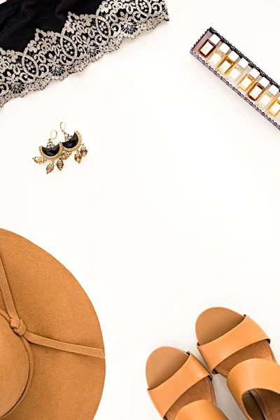 Flat lay of feminine beauty accessories and shoes — Stock Photo, Image