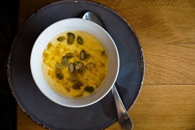 Polenta yulaf lapası kase kabak çekirdeği ve ballı