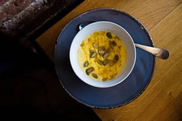 Mangkuk bubur polenta dengan biji labu dan madu — Stok Foto