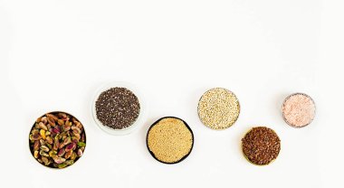 Beyaz bir arka plan üzerinde çeşitli superfoods. 