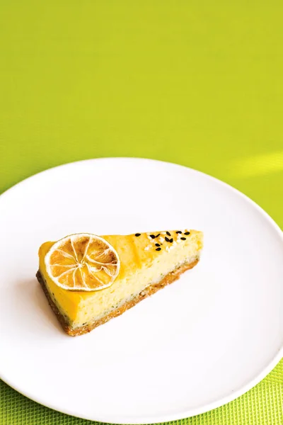 白いプレートにカット健康レモンとライムのケーキ — ストック写真